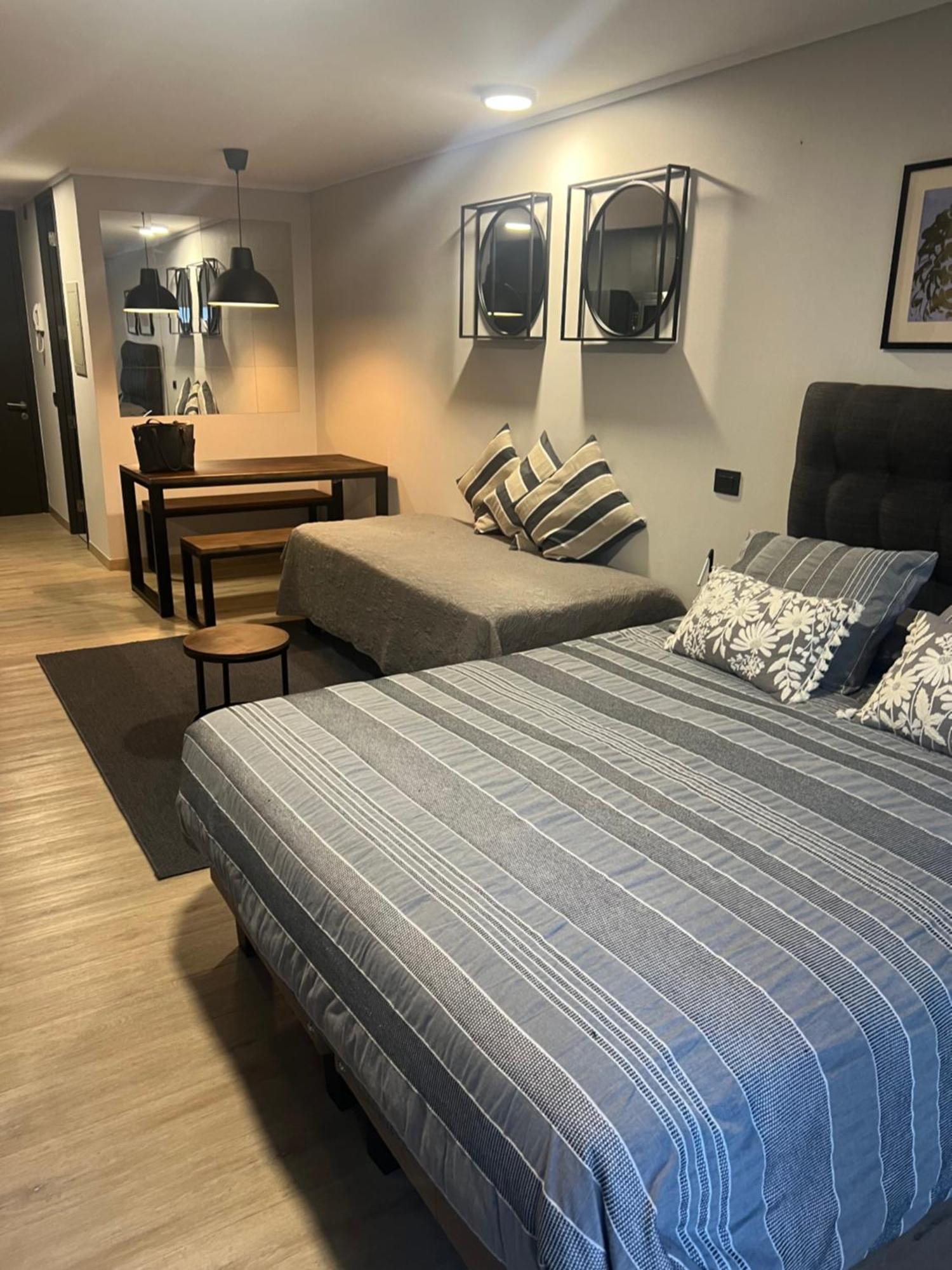 80 Metros , Costado Clinica Condes ,hasta 5 Personasn Apartment