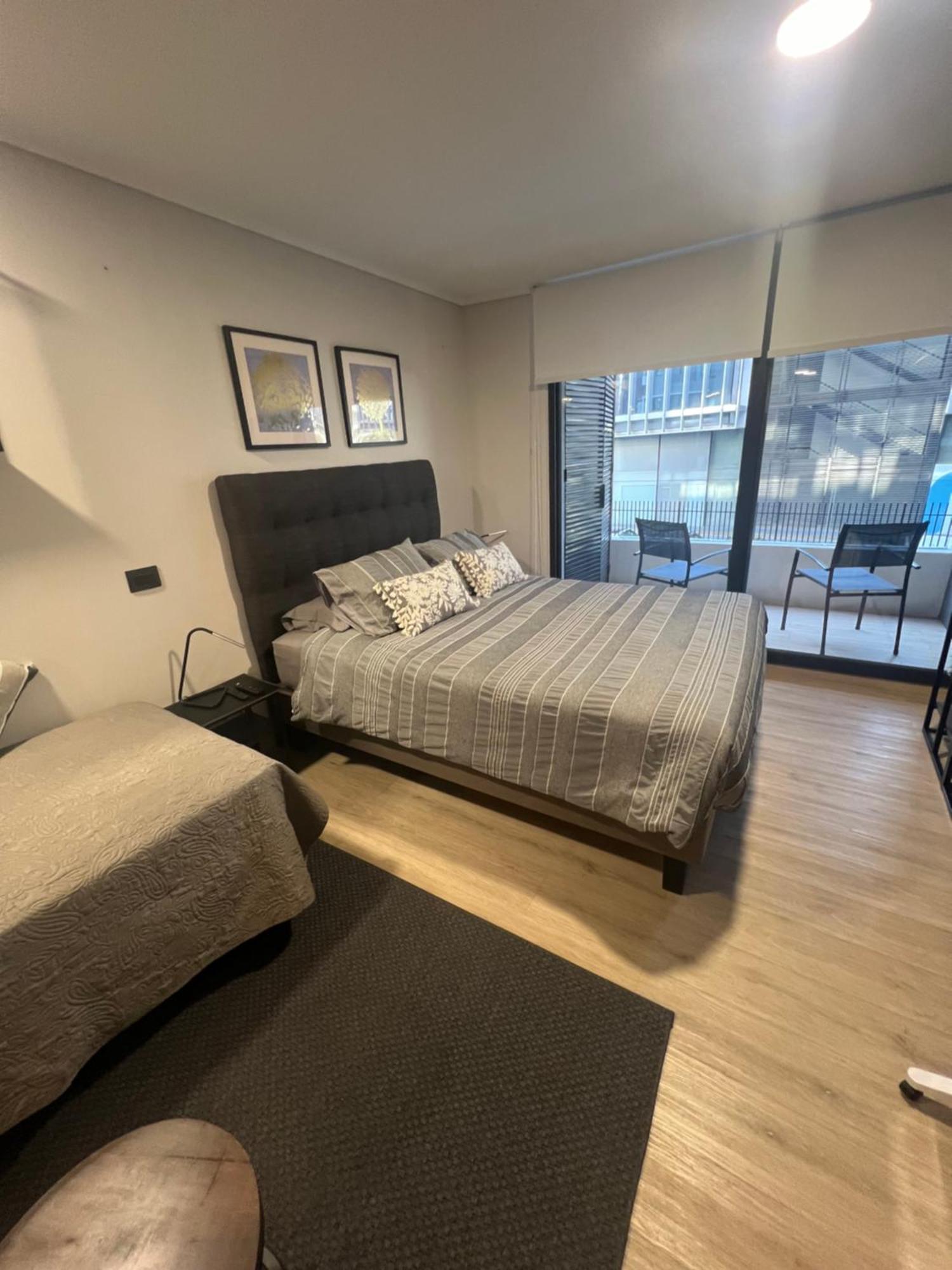 80 Metros , Costado Clinica Condes ,hasta 5 Personasn Apartment